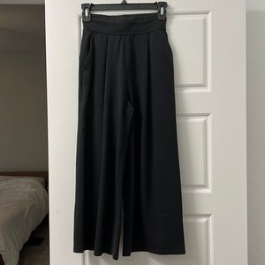 Lululemon black cropped wide leg pants